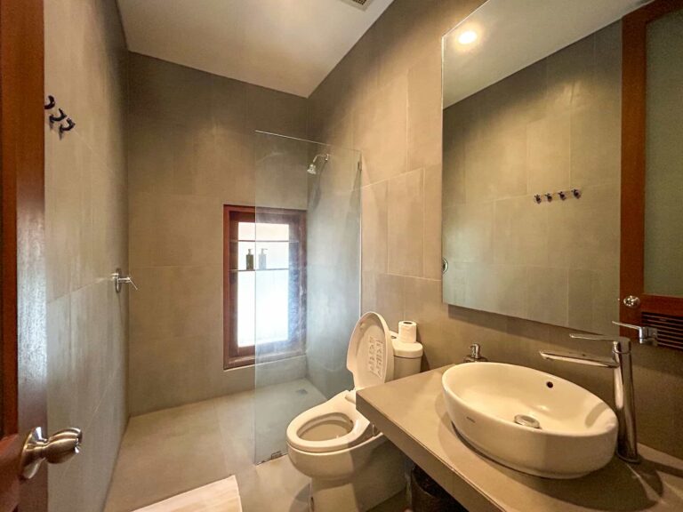 bathroom left - 1clover compressed