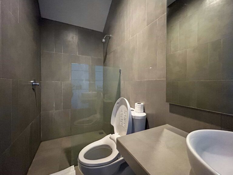 bathroom right - 1clover compressed